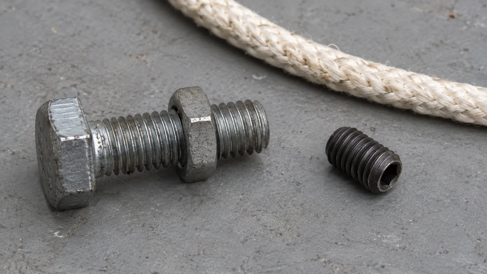 Illustration of loose jam-nut and set-screw hardware beside braided rope
