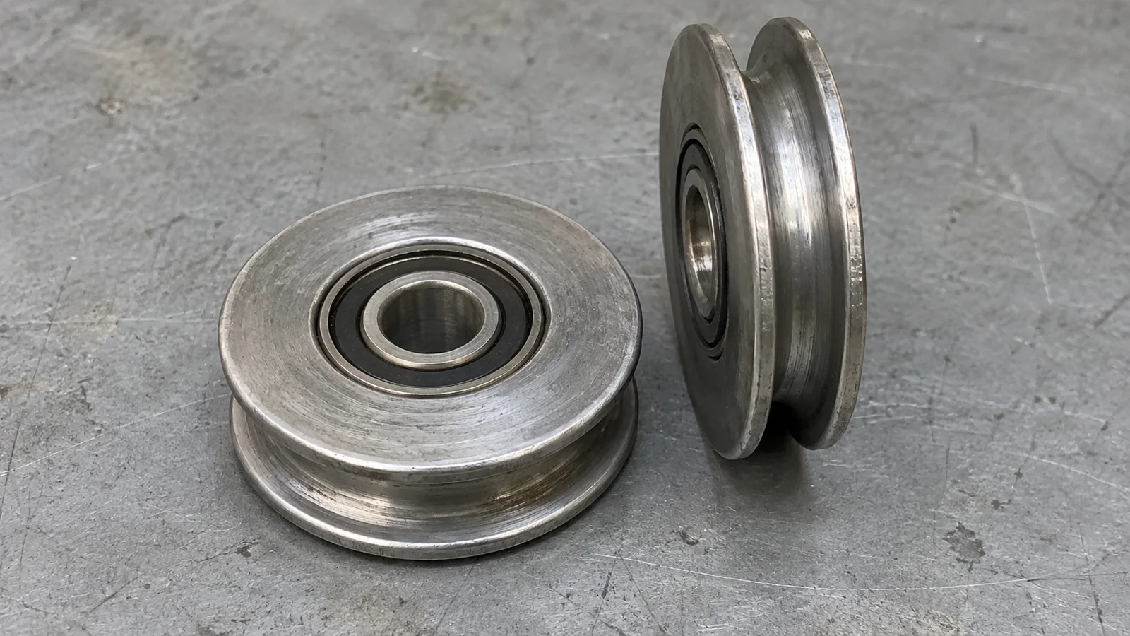 Illustration of loose pulley parts showing the groove and central bearing area